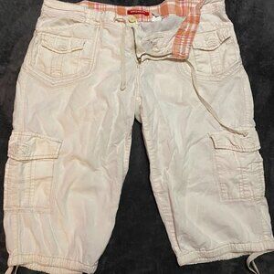 Women's shorts UNIONBAY Size 11 White in color Capri style Cargos